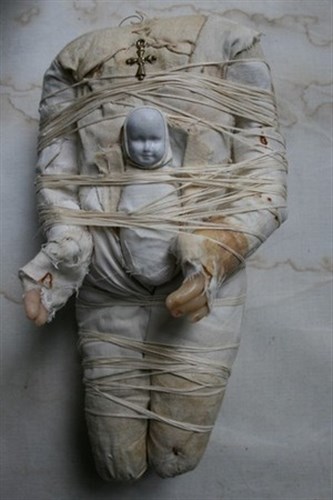 Poupée en mal d'enfantement