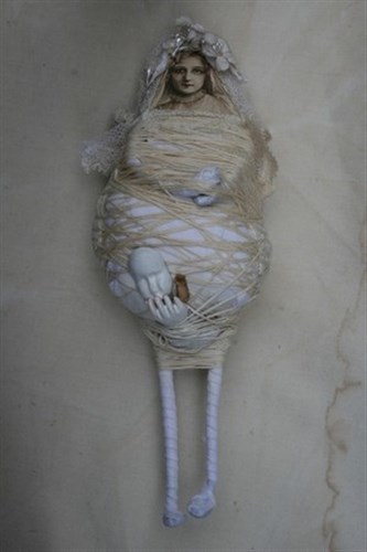 Poupée en mal d'enfantement